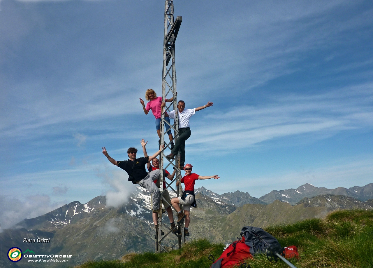 02 Sulla croce del Pizzo delle Segade (foto Sara).JPG